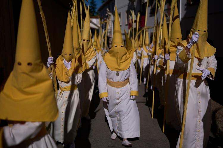 Spain begins Holy Week with processions, palm branches and familiar faces