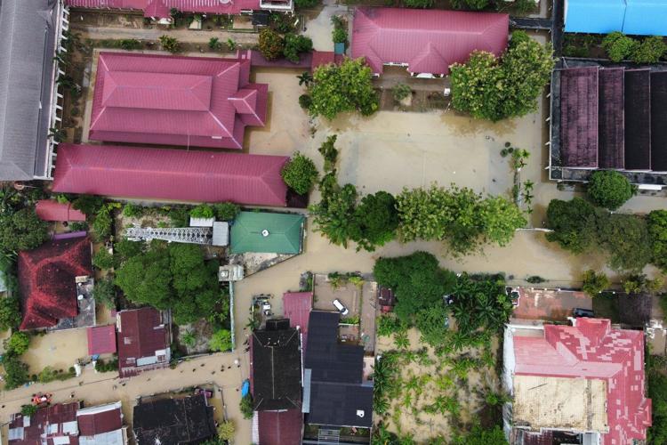 Damage and more rain hamper search for flood and landslide victims in Indonesia