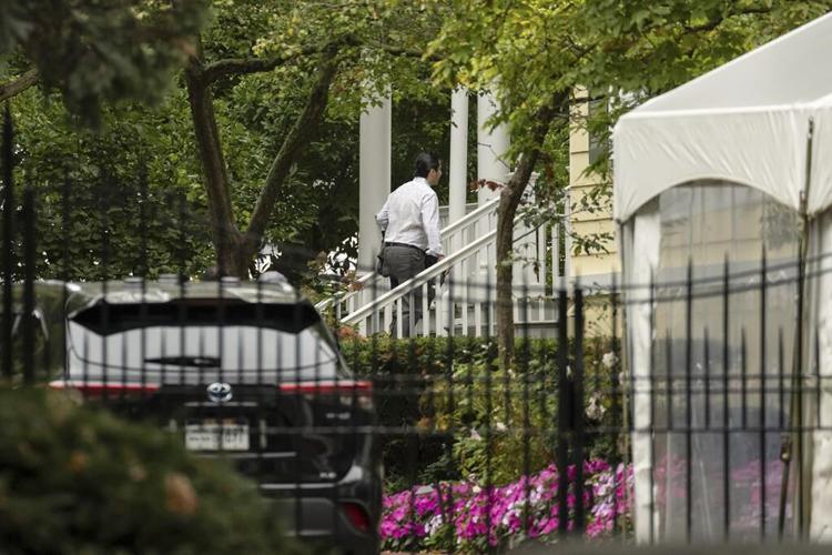 FBI seizes NYC mayor's phone ahead of the expected unsealing of an indictment