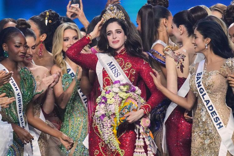 Miss Mexico is crowned Miss Universe at a pageant where she stood up to a host's bullying