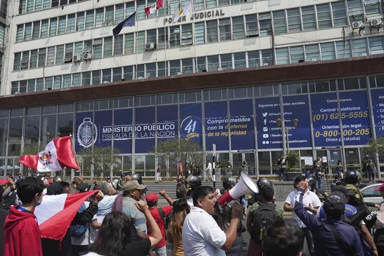 New Peru president appears with military to cement power