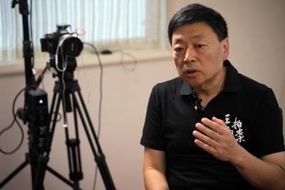 Two Chinese bloggers in exile warn that police are interrogating their followers