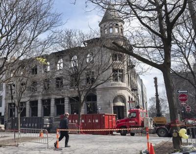 Le propriétaire de l'immeuble incendié dans le Vieux-Montréal poursuit la Ville
