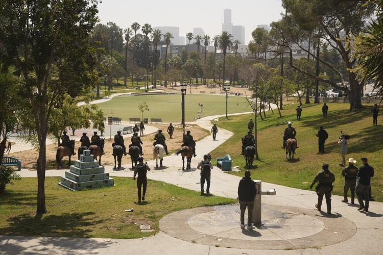 ɫtv Guard troops protect immigration officers in large-scale LA operation