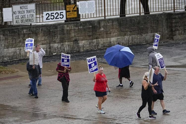 Autoworkers reach a deal with Ford, a breakthrough toward ending strikes against Detroit automakers