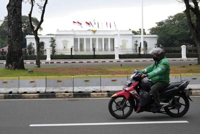 Indonesian woman arrested after pointing gun at palace guard