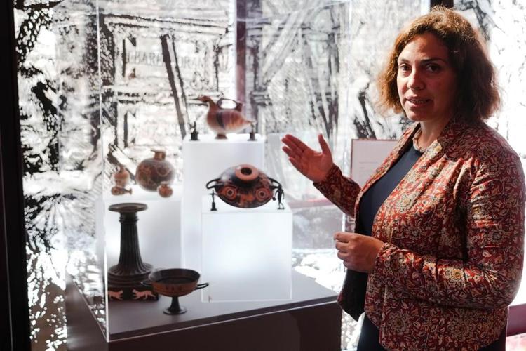 Italy displays returned antiquities looted from London dealer Symes