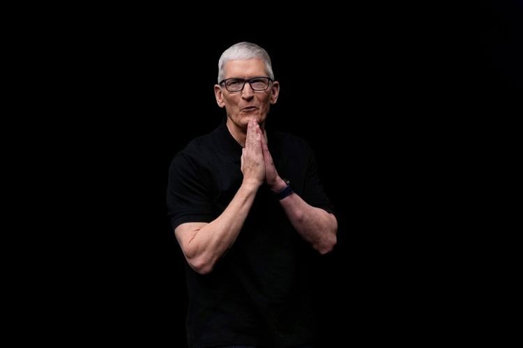 Tim Cook will step down as Apple CEO and hand reins over to the iPhone maker's hardware leader