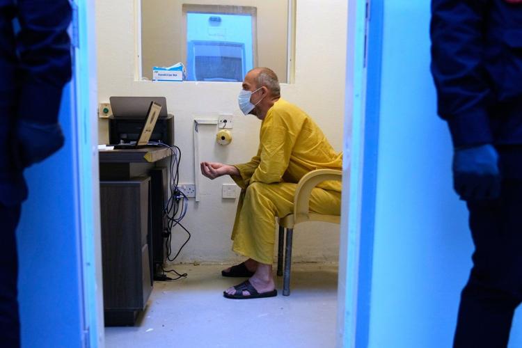 IS suspects transferred from Syria to Iraq are interrogated in a Baghdad prison