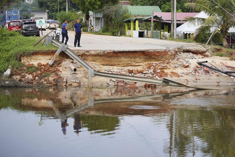 Floods wreak havoc in Malaysia, southern Thailand with over 30 killed, tens of thousands displaced
