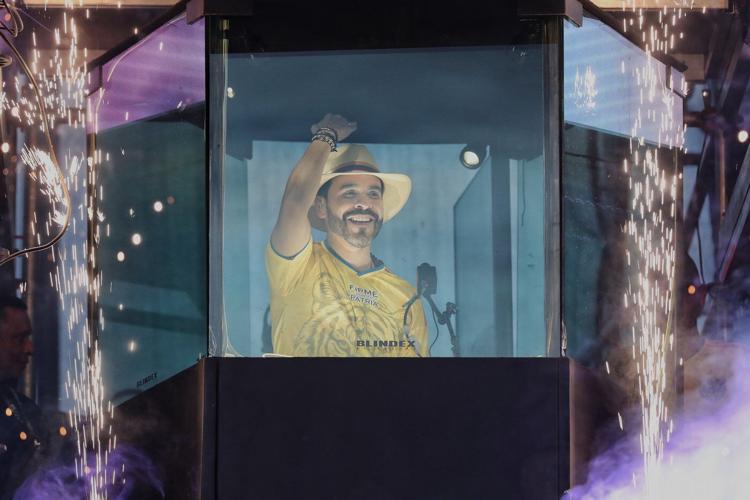 Colombians vote in a presidential runoff that pits an outsider against a progressive