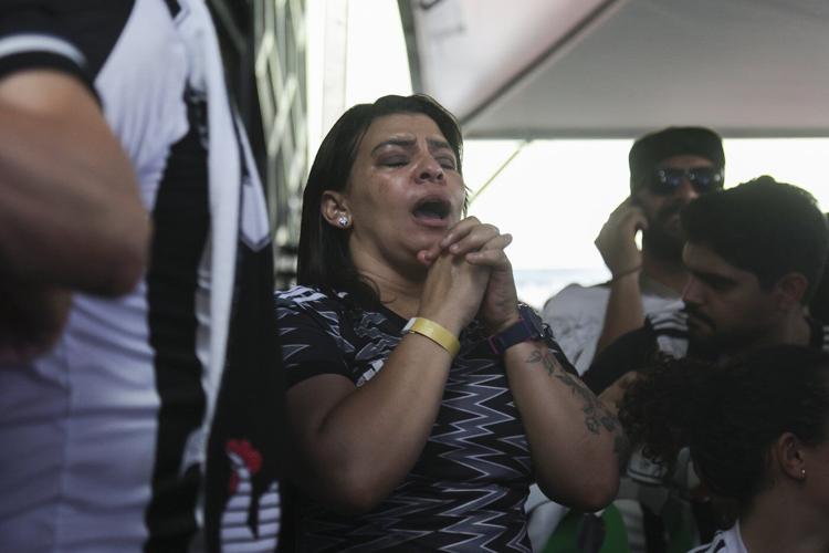10-man Botafogo wins its first Copa Libertadores title