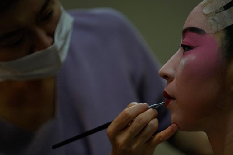 In a breakneck digital era, the ancient art of Peking opera works hard to keep flourishing
