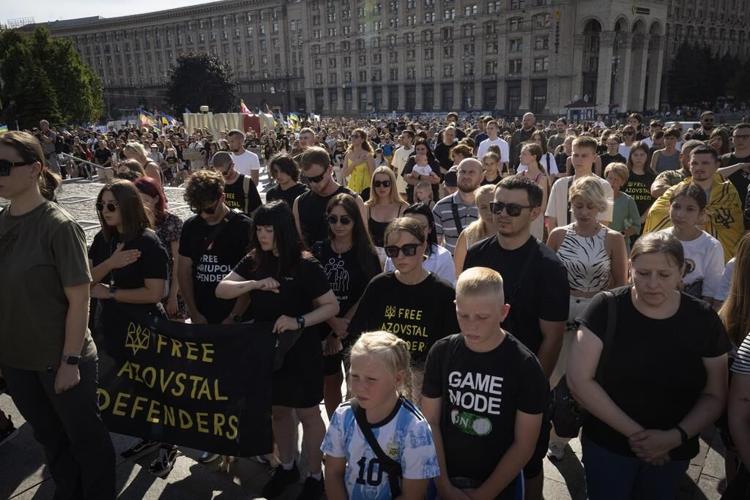 Thousands in Ukraine honor soldiers killed in blast and urge government to get prisoners freed