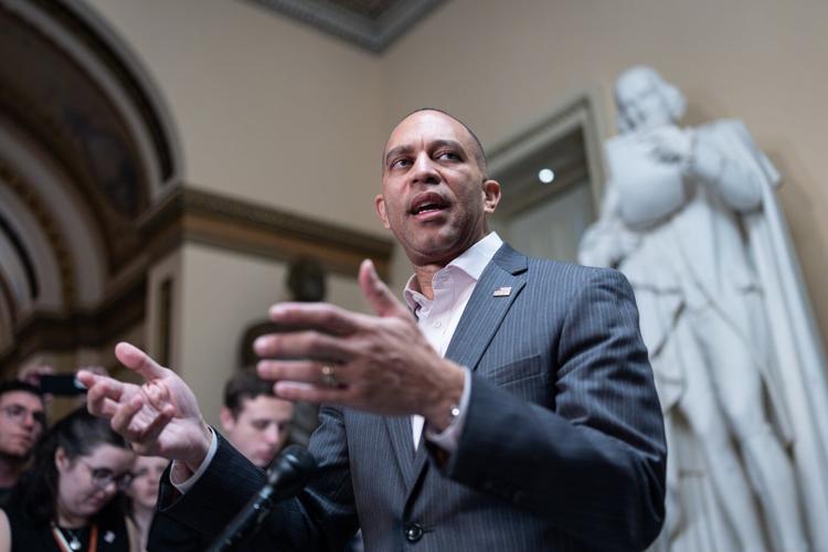 Pressure builds on Congress to end the shutdown, but a quick breakthrough appears unlikely