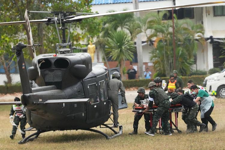 Renewed Thailand-Cambodia border fighting displaces hundreds of thousands