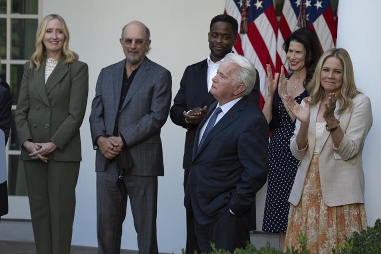 'The West Wing' cast visits the White House for a 25th anniversary party
