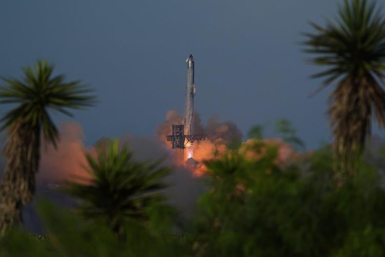Latest launch of SpaceX's Starship deploys 8 dummy satellites, then splashes down into Indian Ocean