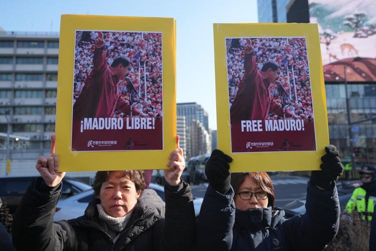Photos show people reacting to the US capture of Venezuelan President Nicolas Maduro