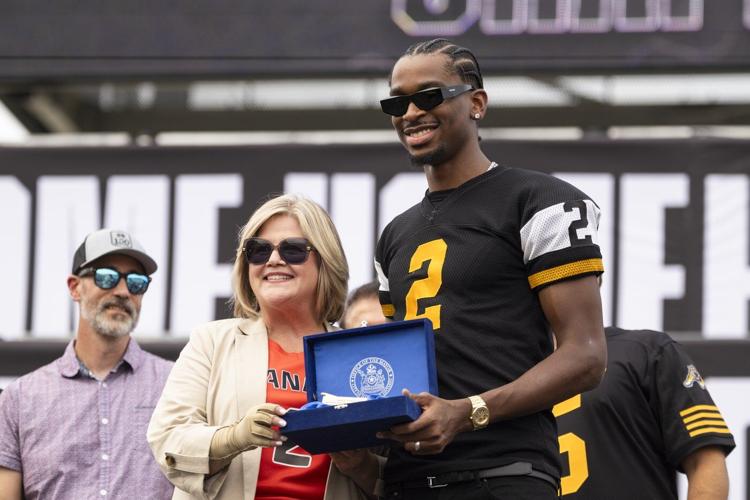 Hamilton presents NBA superstar Shai Gilgeous-Alexander key to city at rally