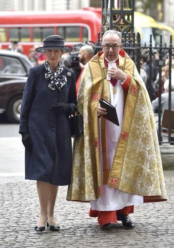 Buckingham Palace household member resigns amid race comment