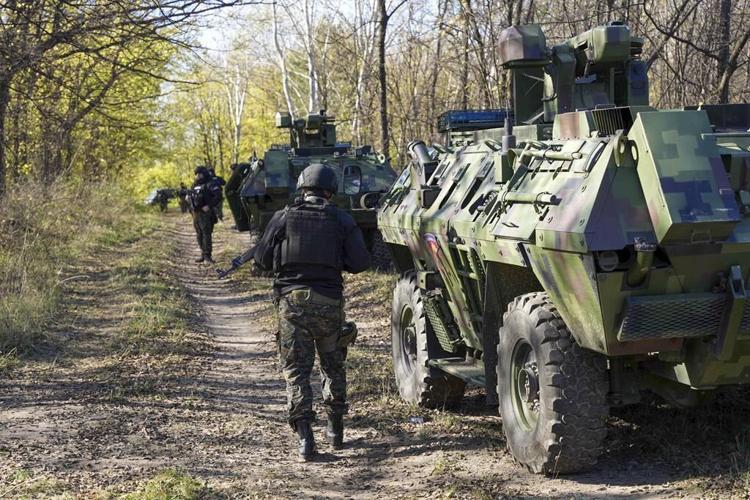 Serbian police arrest 7 people smugglers and find over 700 migrants in raids after a deadly shooting