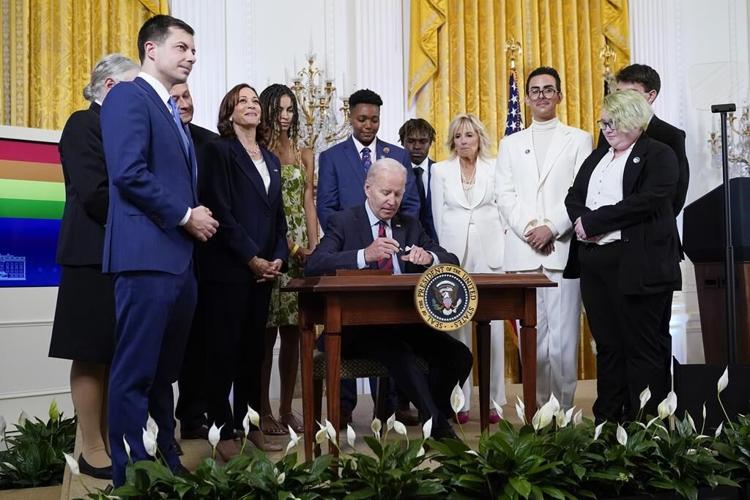 Biden signe une loi sur le mariage gai alors que les démocrates manquent de temps