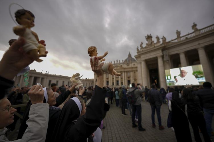 Pope Francis calls for a ceasefire on all fronts in his prayer ahead of Christmas