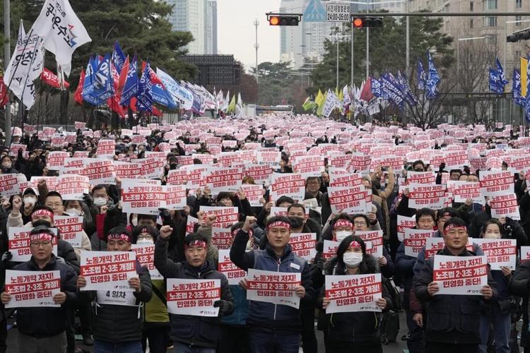 Thousands protest in South Korea in support of truckers