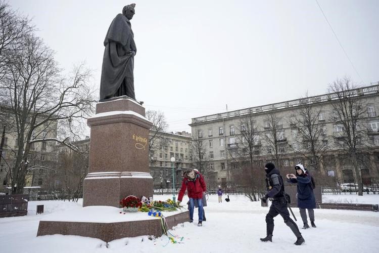 Russians mark Ukraine war anniversary with flowers, arrests