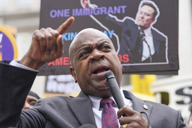 Newark mayor sues New Jersey's top federal prosecutor after arrest at immigration detention site