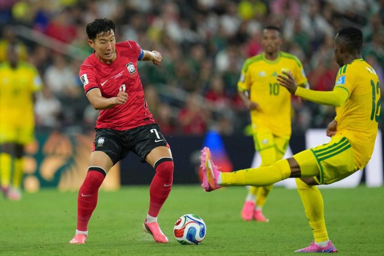 South Africa reaches World Cup knockout round for 1st time with 1-0 win over South Korea