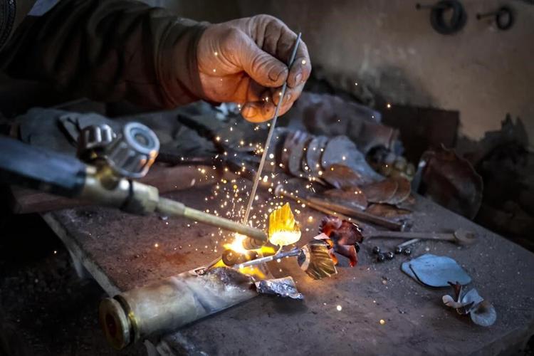 The flowers of war: Ukraine smith turns guns, ammo into art