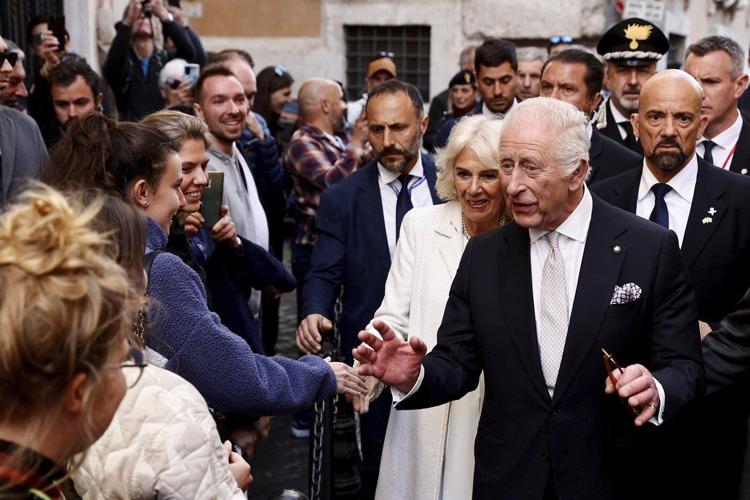 Pope Francis meets privately with King Charles and Queen Camilla during his Vatican convalescence