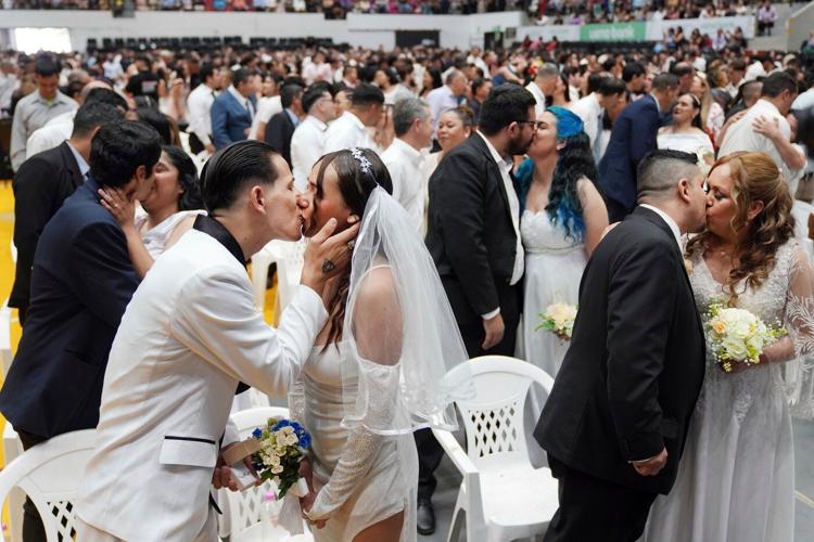 Over 600 couples tie the knot in Asunción, Paraguay's mass civil wedding