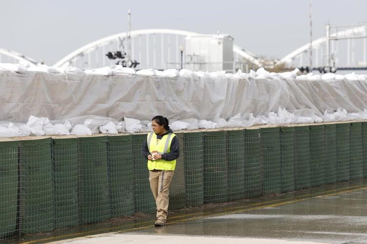 Mississippi River waters keep rising in Iowa and Illinois
