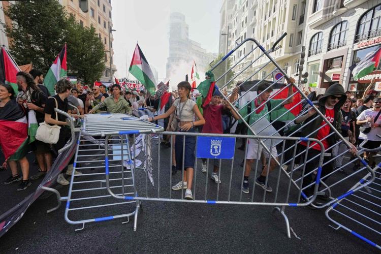 Final stage of Spanish Vuelta cycling race interrupted by pro-Palestinian protesters