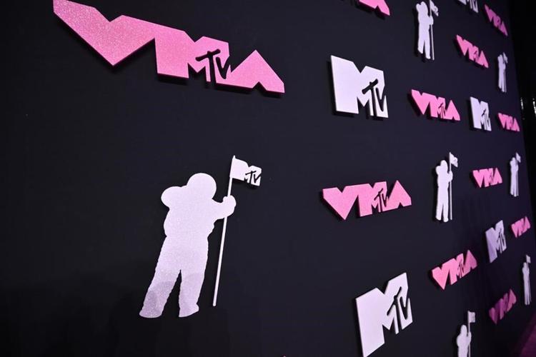 Taylor Swift wins twice early at MTV VMAs as NSYNC reunites and Shakira delivers epic medley of hits