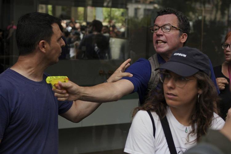 Spaniards turn water pistols on visitors in Barcelona and Mallorca to protest mass tourism