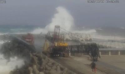 Typhoon hits Japanese islands south of Tokyo with heavy rain