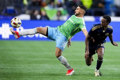 Whitecaps take advantage of Sounders' red cards to net 2-0 win