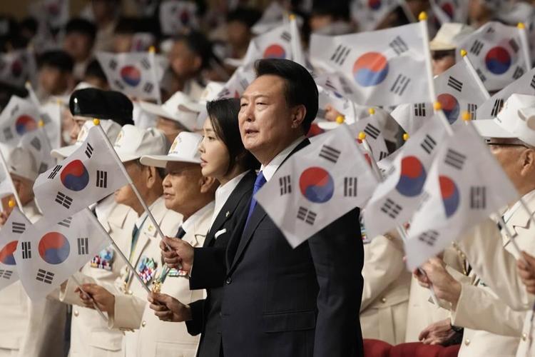 South Korea slams North Korea's fresh trash balloon launches and threatens loudspeaker broadcasts
