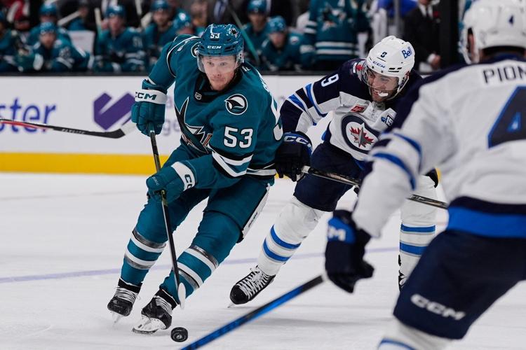 Will Smith scores tiebreaking goal late in 3rd period as Sharks beat Jets 2-1