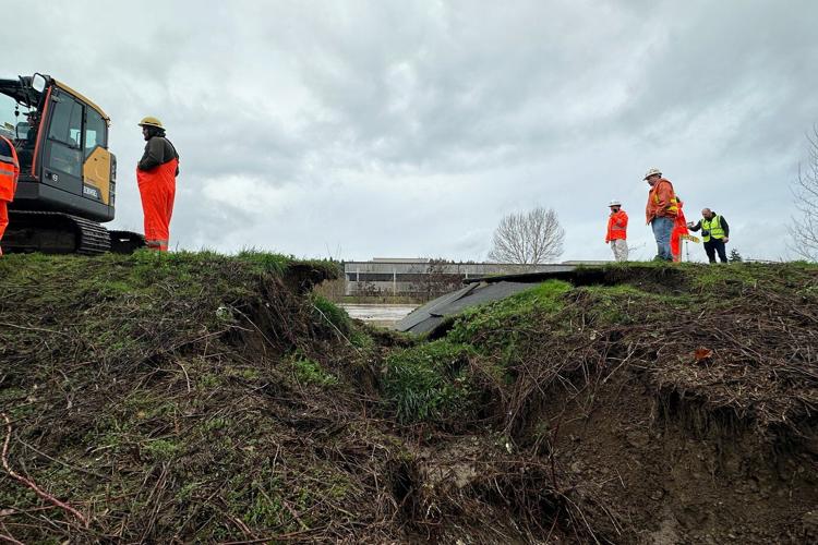 Crews use sandbags to shore up levee breach near Seattle after failure prompts flood warning