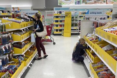 Achats de la rentrée scolaire: les consommateurs devraient faire preuve de retenue