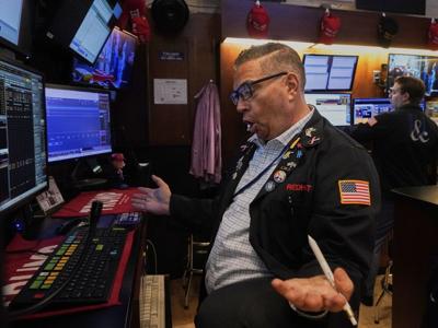 US stocks hold steady as trade talks with China begin