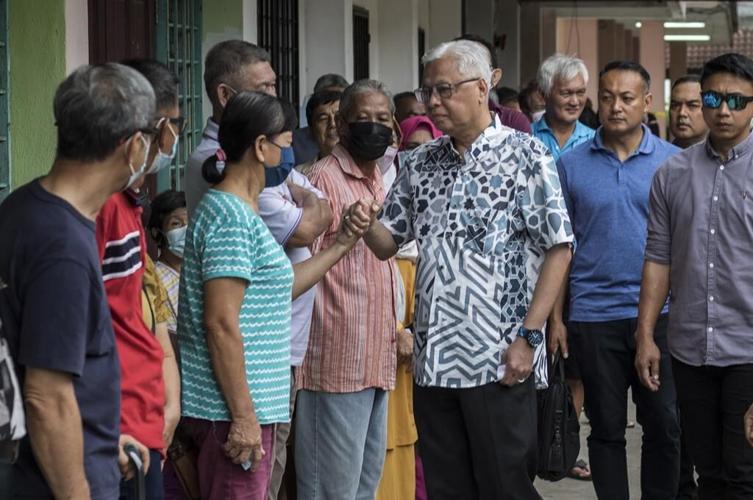 Malaysians vote in tight race as old party, reformers clash