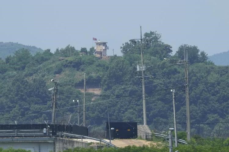 South Korean soldiers fire warning shots after North Korean troops intrude for 2nd time this month