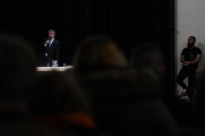 Populist billionaire vies with ex-general for top Czech post