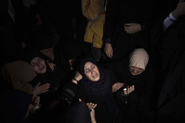 Mass funeral in Gaza draws tears, rare criticism of Hamas